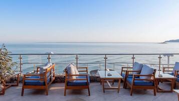 2 bars/lounges, 2 poolside bars, beach bar