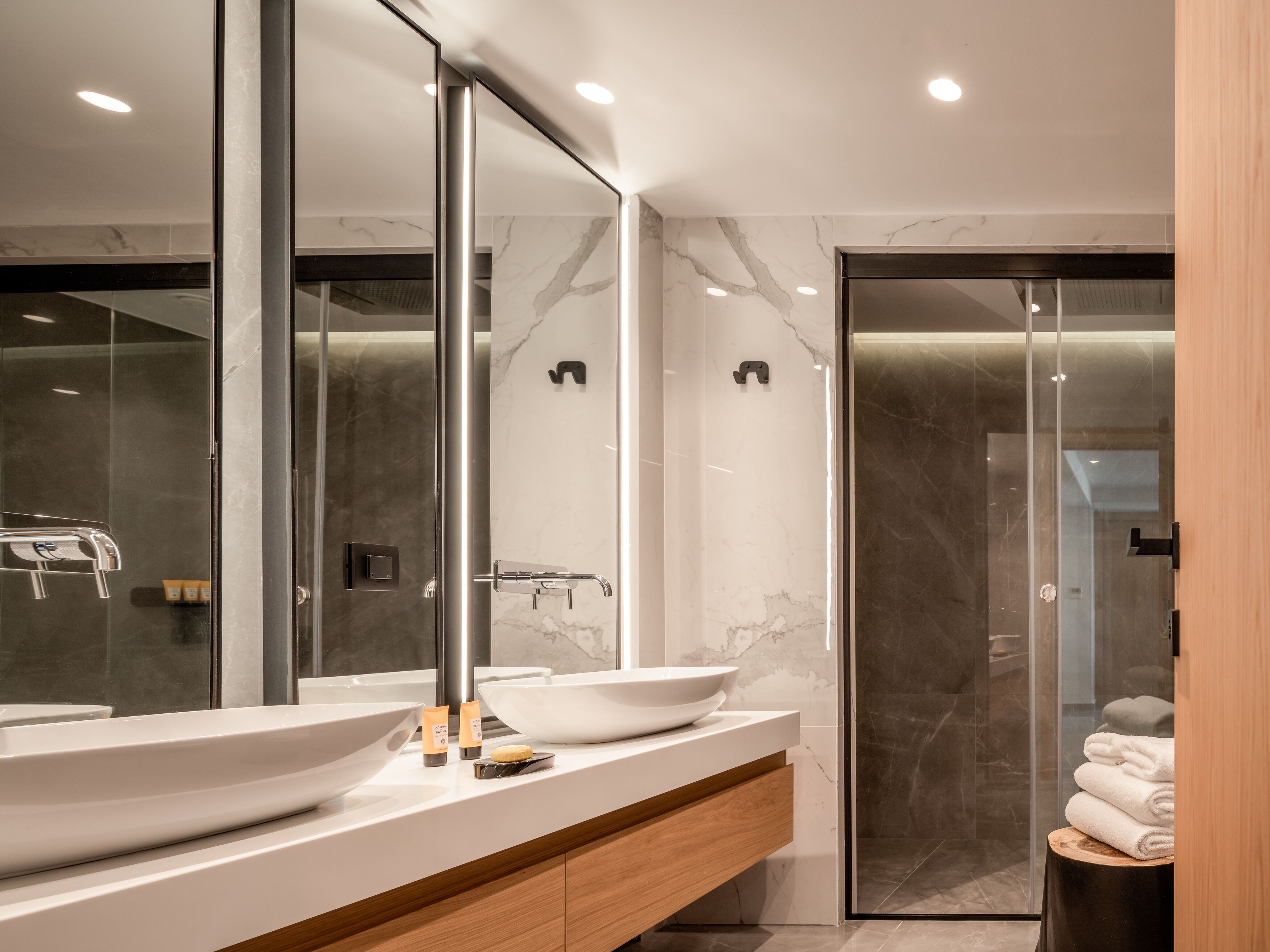 shower, rainfall showerhead, free toiletries, hair dryer