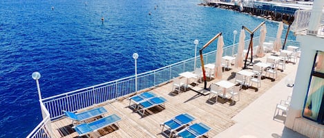 Außenpool (je nach Saison geöffnet), Sonnenschirme, Liegestühle