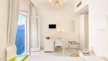 Room | In-room safe, desk, WiFi, bed sheets