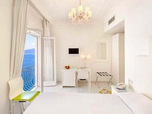 Room | In-room safe, desk, WiFi, bed sheets