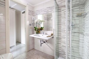 Bathroom | Free toiletries, hair dryer, bidet, towels