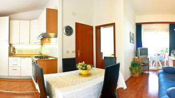 LÀgenhet Standard - balkong (2+2) | SÀngtillbehör av högsta kvalitet och vÀrdeförvaringsskÄp pÄ rummet