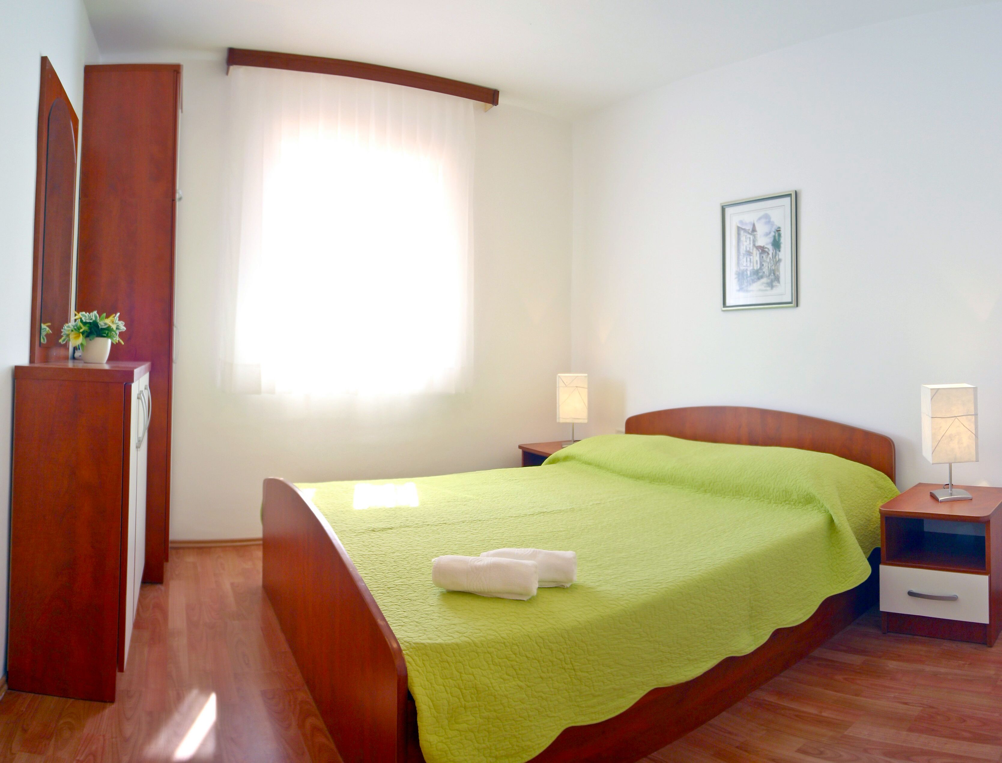 Luxe beddengoed, een kluis op de kamer, een bureau