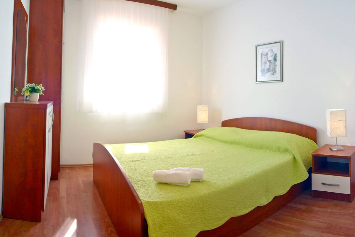 Premium bedding, in-room safe, desk, iron/ironing board