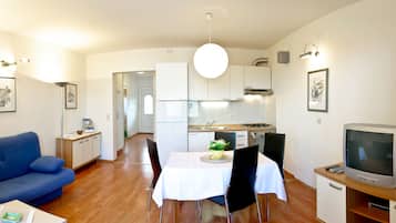 Apartemen Superior, balkon, pemandangan laut (2+2) | Area keluarga | TV