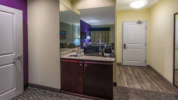 Sengetøy av topp kvalitet, skrivebord og blendingsgardiner