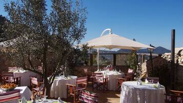 Serveert ontbijt, lunch, diner, lokale gerechten, buitendiner