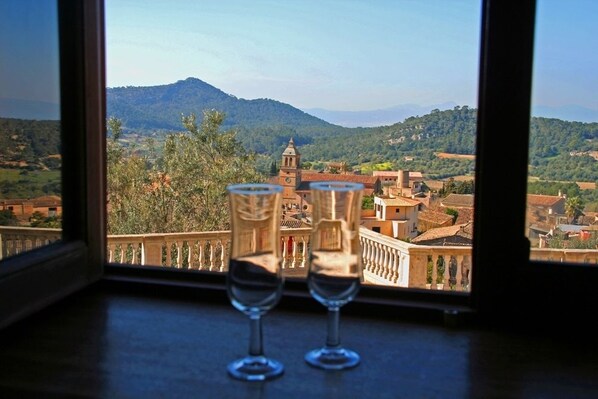 Deluxe Double Room | Minibar, in-room safe, free cribs/infant beds, free WiFi