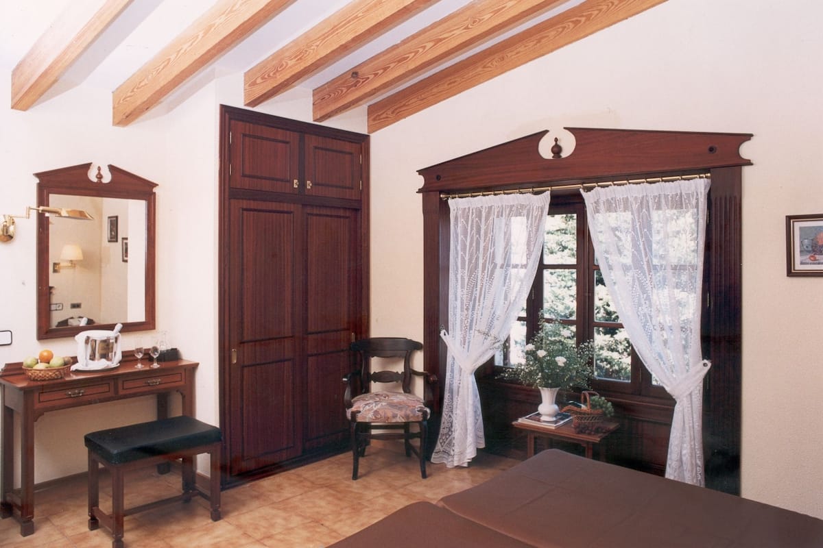 Minibar, in-room safe, cribs (free), WiFi (free)
