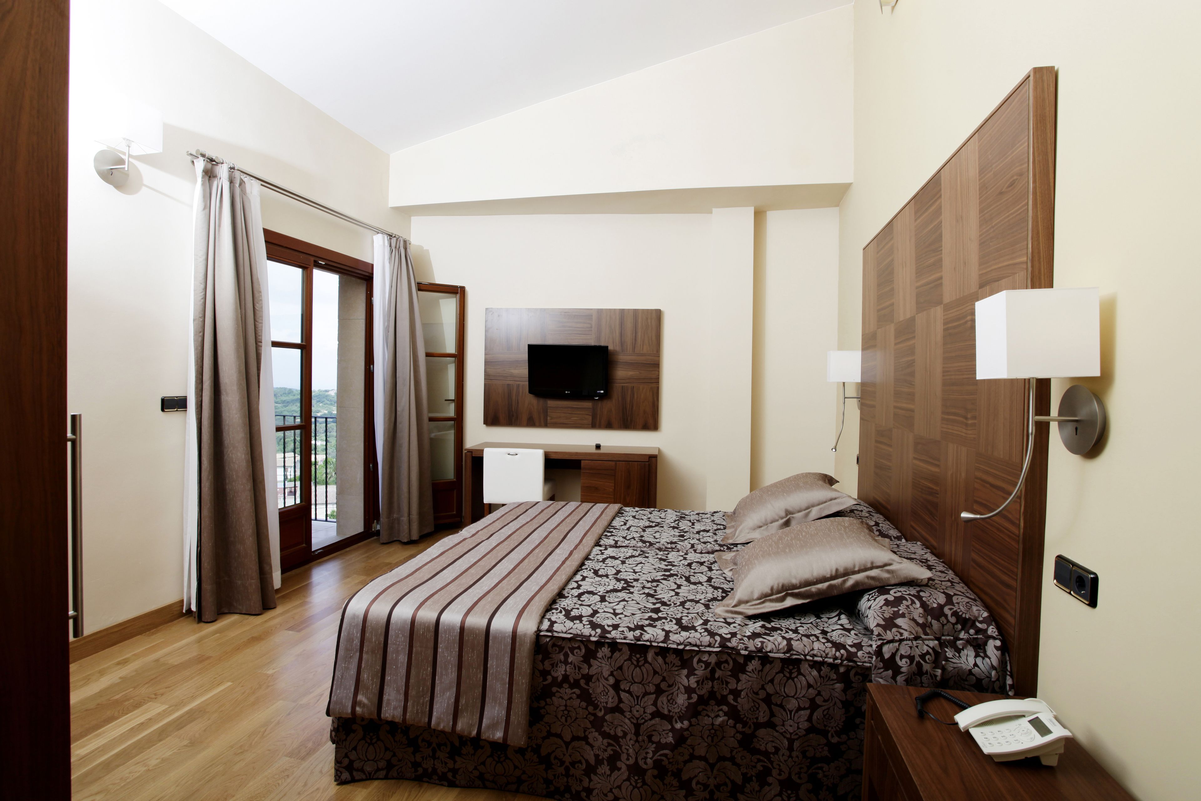 deluxe double room | minibar, in-room safe, free cots/infant beds, free wifi