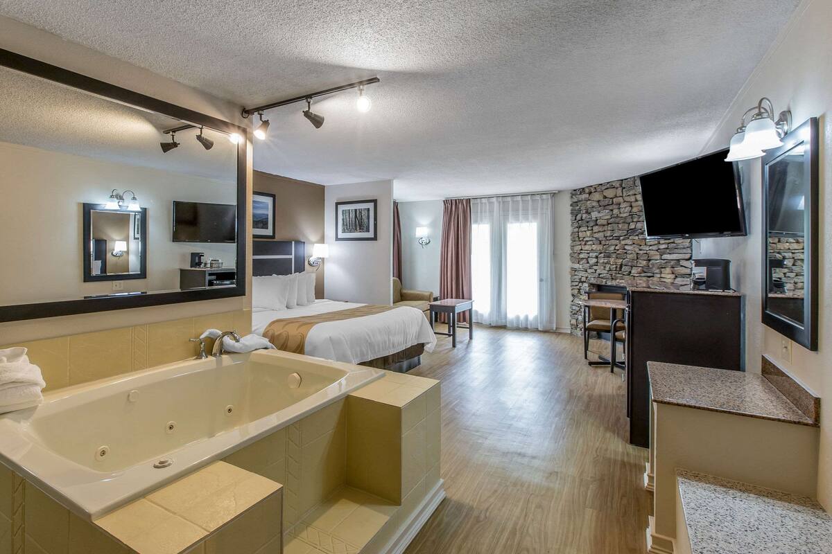 Suite, 1 King Bed, Non Smoking, Fireplace (No Pets) | Premium bedding, desk, iron/ironing board, rollaway beds (surcharge)
