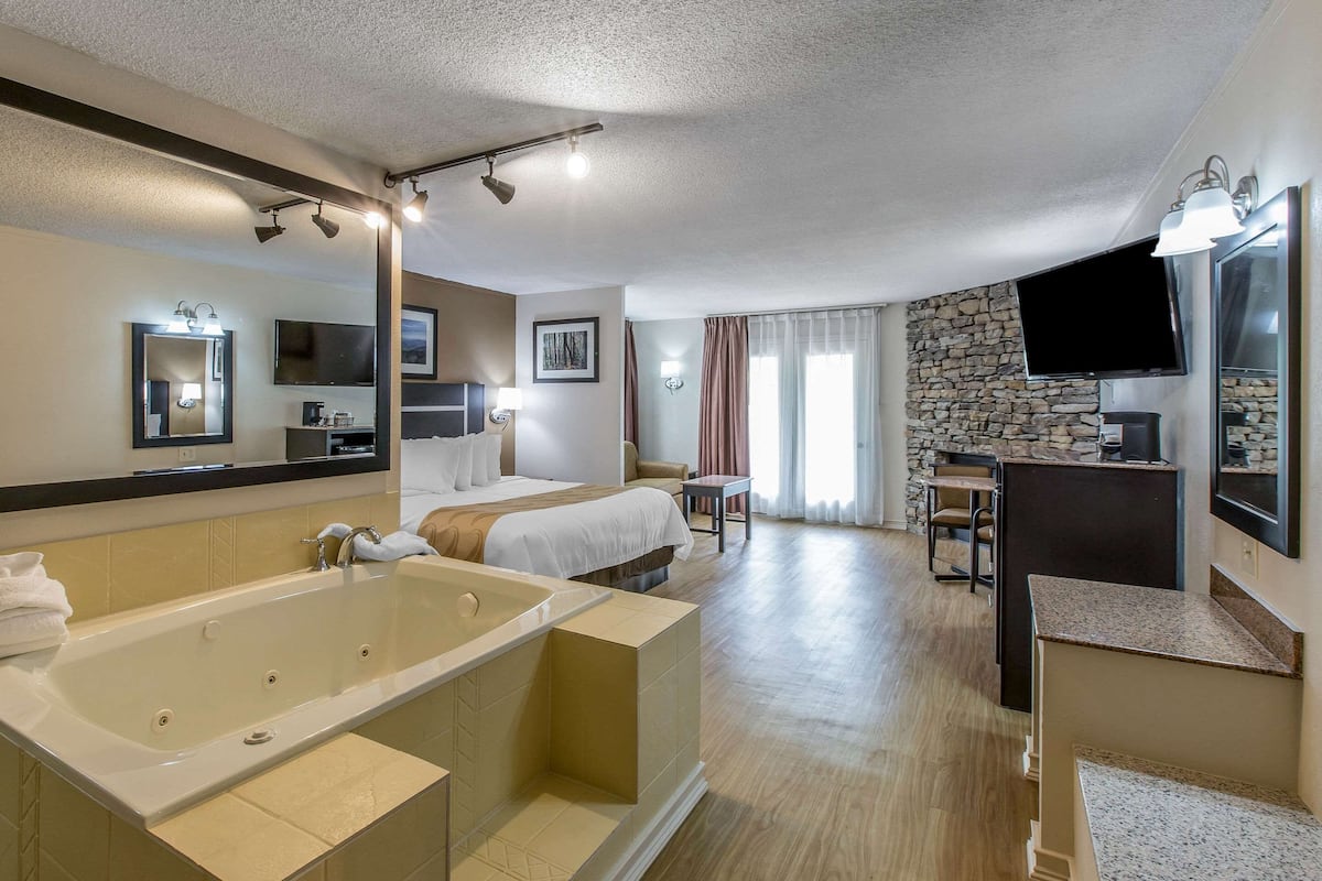 Suite, 1 Katil Raja (King), Non Smoking, Fireplace (No Pets) | Peralatan tempat tidur premium, meja, seterika/papan seterika