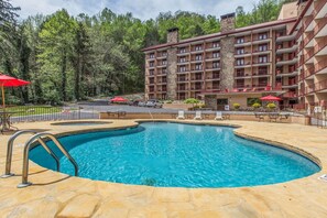 Seasonal outdoor pool - Quality Inn & Suites Gatlinburg North (Gatlinburg)