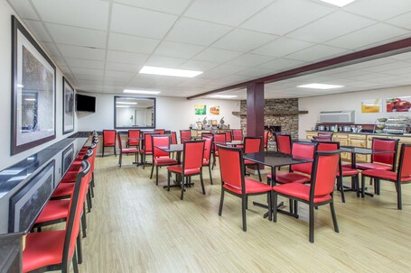 Quality Inn Suites - Image 22