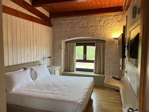 Habitación Confort doble | Minibar, caja fuerte, escritorio y cortinas opacas