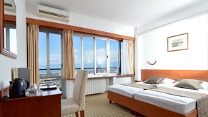 In-room safe, desk, blackout drapes, cribs (surcharge) - Hotel Neboder (Rijeka)