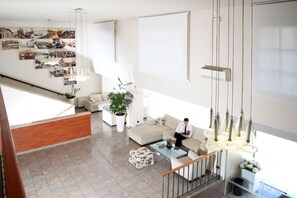 ฝ่ายต้อนรับ