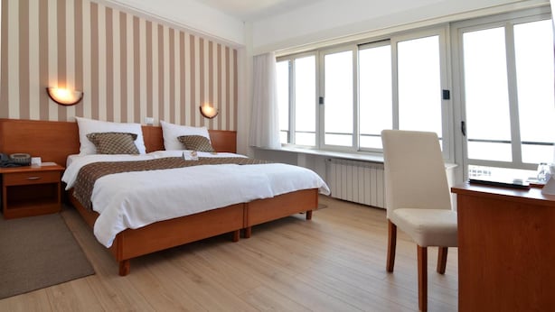 In-room safe, desk, blackout drapes, cribs (surcharge) - Hotel Neboder (Rijeka)