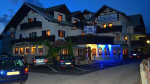 A hotel with a sign indicating it is a Silvester establishment. - Hotel Silvester (Cerklje na Gorenjskem)