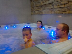 Sauna, hot tub, steam room, Turkish bath/hammam, body treatments