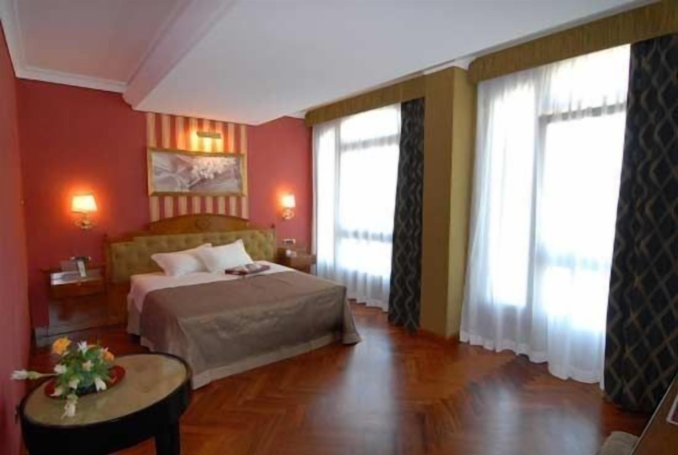 select comfort beds, minibar, in-room safe, desk