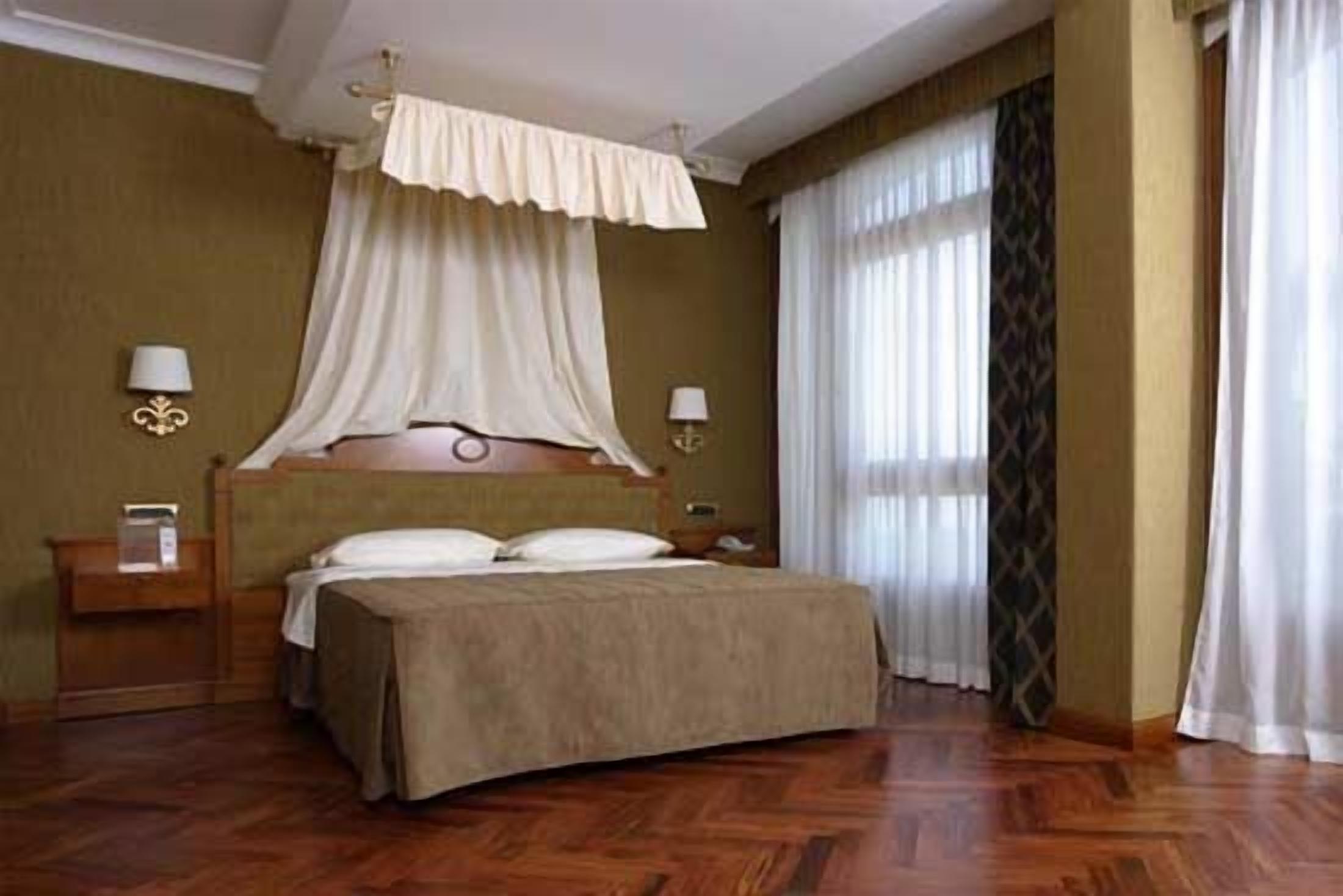 select comfort beds, minibar, in-room safe, desk