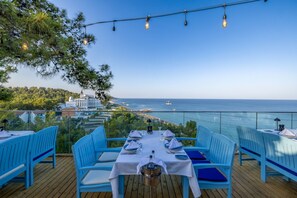 6 restaurants, lunch, dinner, brunch served; vegan cuisine 