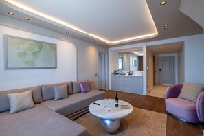 Nido Family Suite Sea View | Woonkamer | Een lcd-televisie en een dvd-speler