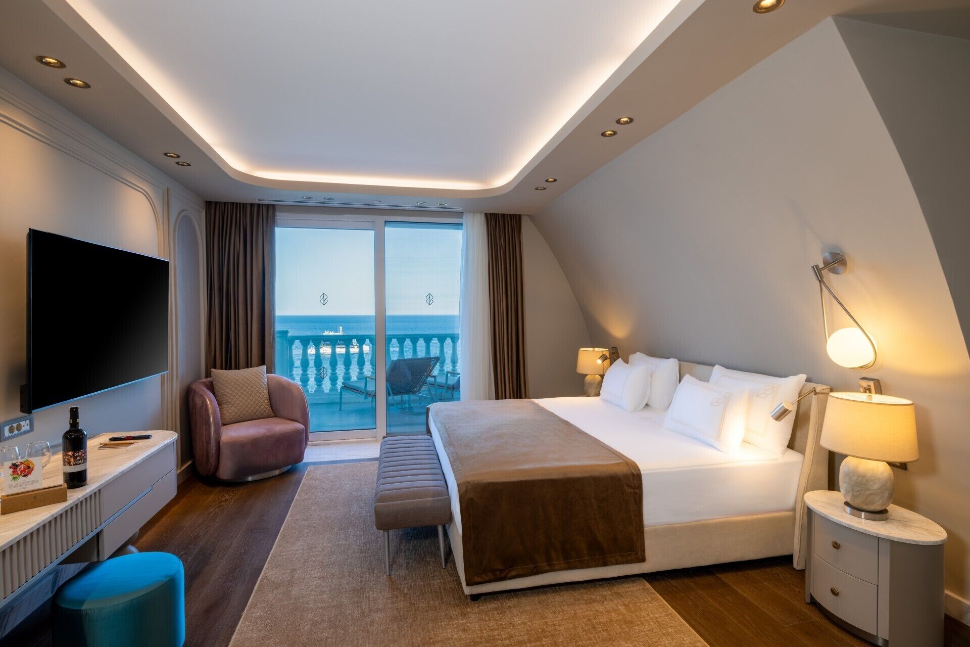 Family Suite | Premium bedding, minibar, in-room safe, laptop workspace