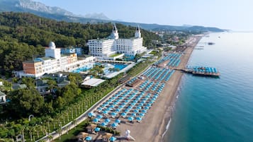 Privat strand, solstolar, parasoller och strandhanddukar