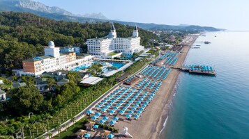 Ιδιωτική παραλία, ξαπλώστρες (σεζλόνγκ), ομπρέλες θαλάσσης