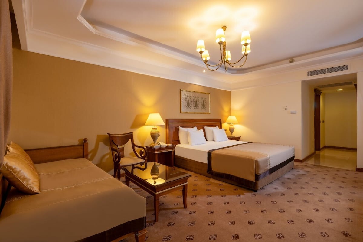 クラブ ルーム | 高級寝具、ミニバー、セーフティボックス (室内)、ノートパソコン用作業スペース