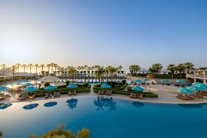 2 座室內游泳池和5 座室外游泳池，提供泳池遮陽傘和日光浴躺椅