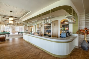 5 bars/lounges, 2 poolside bars