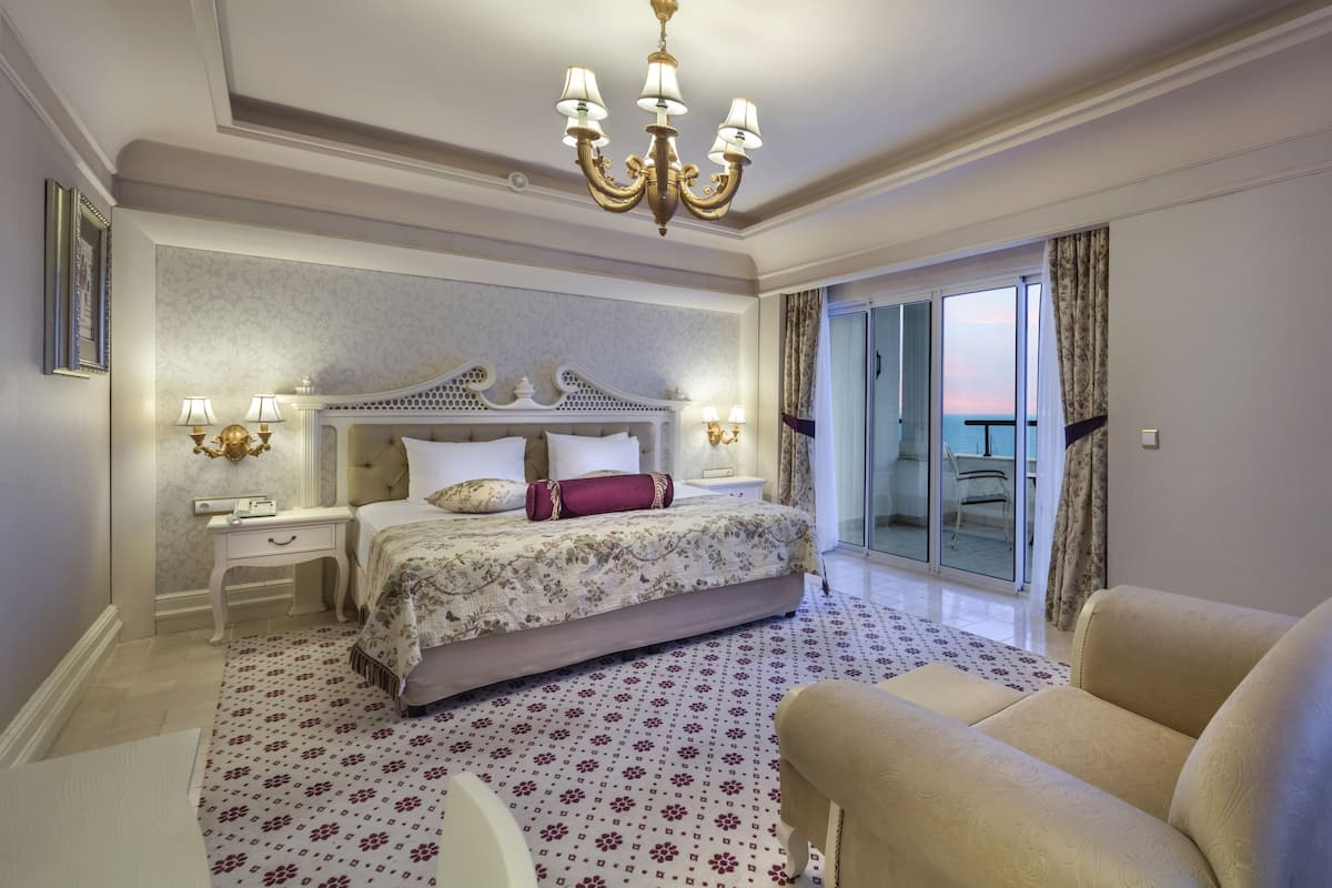 高档床上用品、迷你吧、客房内保险箱、笔记本电脑工作区