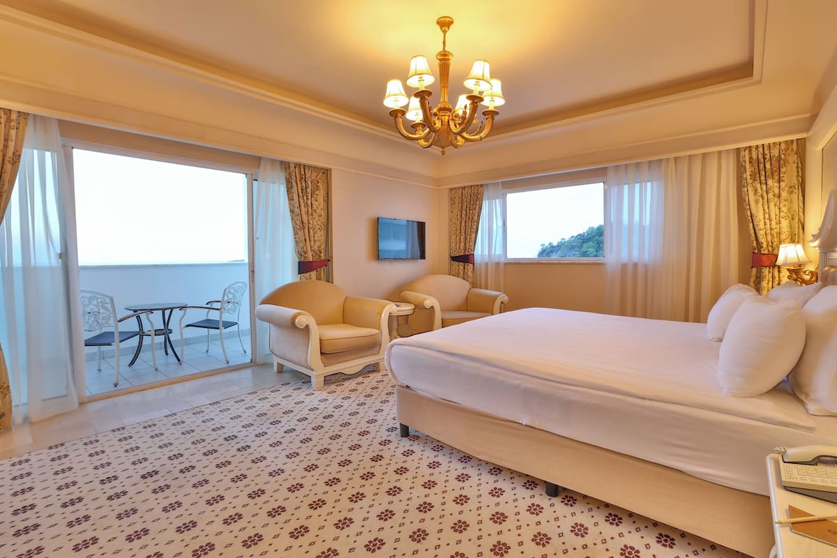 1 bedroom, premium bedding, minibar, in-room safe