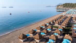 Playa privada, sillas reclinables de playa, sombrillas, toallas de playa