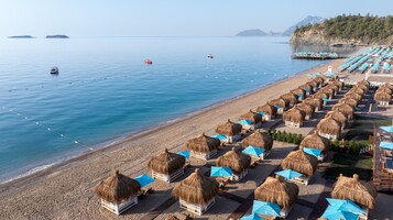Magánstrand, napozóágyak, napernyők és strandlepedők