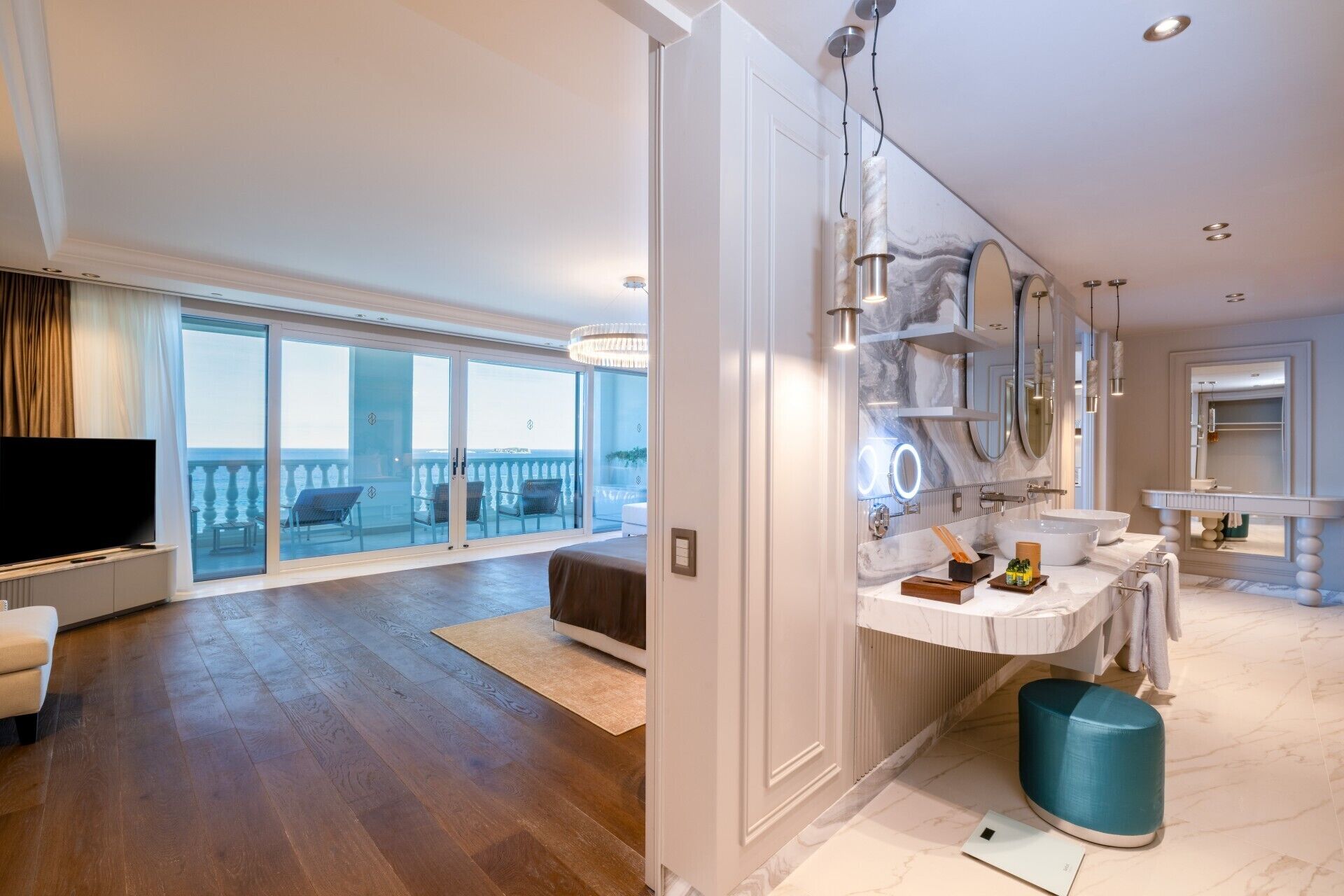 Luna Suite Sea View | Salle de bain | Douche, articles de toilette de luxe, sèche-cheveux, peignoirs