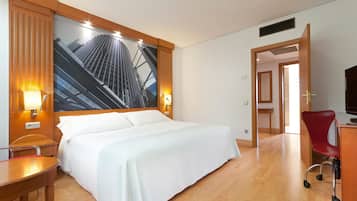 Ropa de cama de alta calidad y caja de seguridad en la habitación