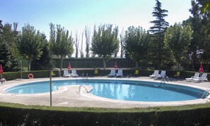 Piscina all'aperto, ombrelloni da piscina, lettini