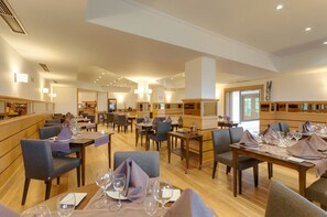 Breakfast, lunch, dinner served; Spanish cuisine  - Gran Hotel Los Angeles (Getafe)