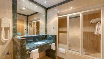 Ensemble douche/baignoire, articles de toilette gratuits, sĂšche-cheveux