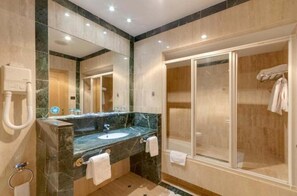 Combined shower/bathtub, free toiletries, hair dryer, bidet - Gran Hotel Los Angeles (Getafe)
