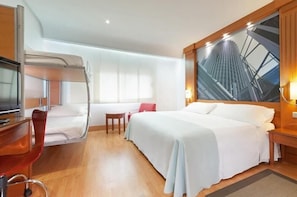 Hochwertige Bettwaren, Zimmersafe, Schreibtisch, schallisolierte Zimmer