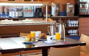 Breakfast, lunch and dinner served  - Gran Hotel Los Angeles (Getafe)