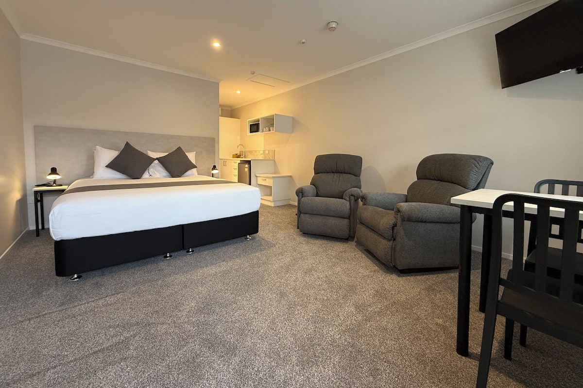 1 Schlafzimmer, Schreibtisch, schallisolierte Zimmer