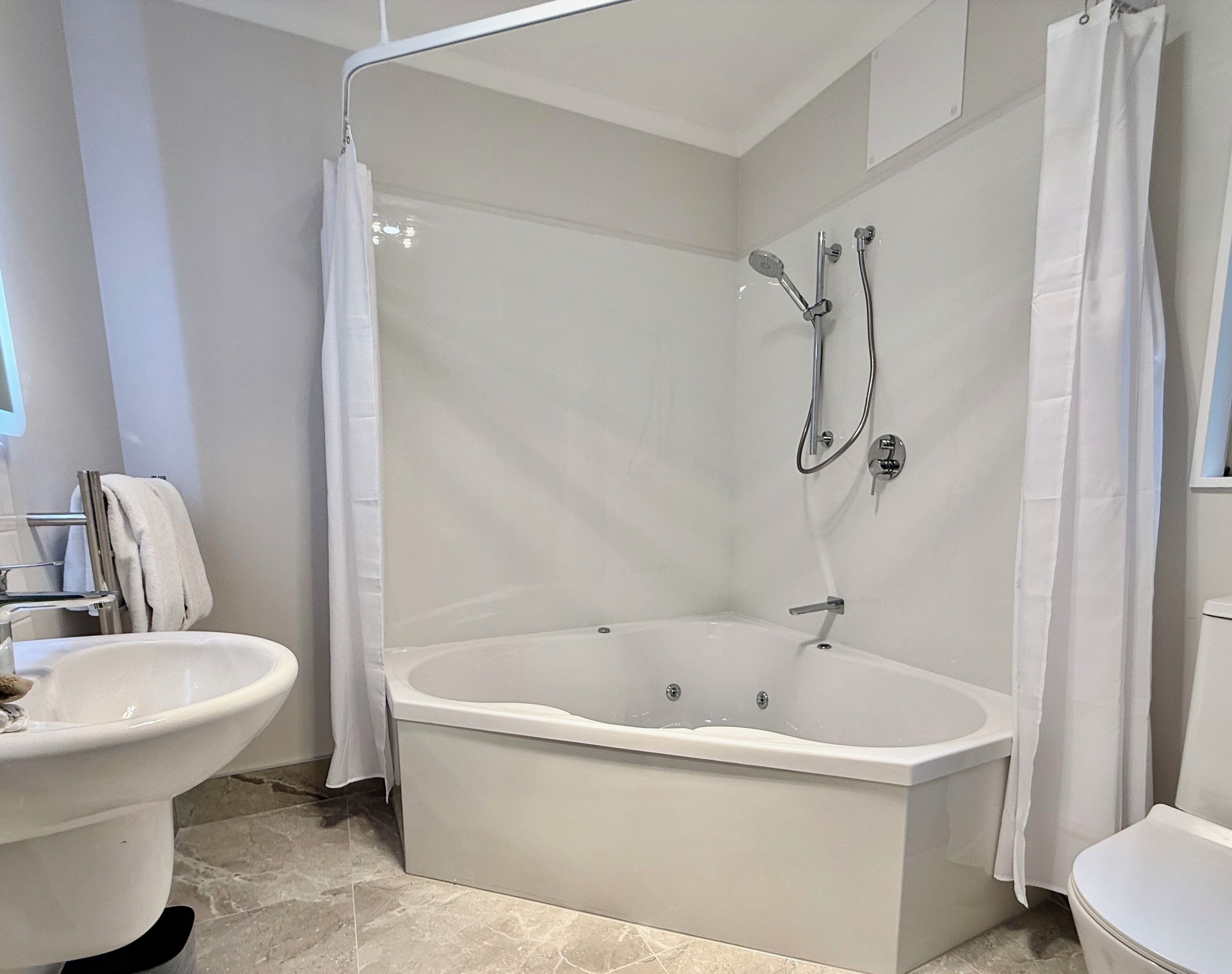 deluxe studio suite, 1 queen bed, spa | bathroom | free toiletries, hair dryer, towels