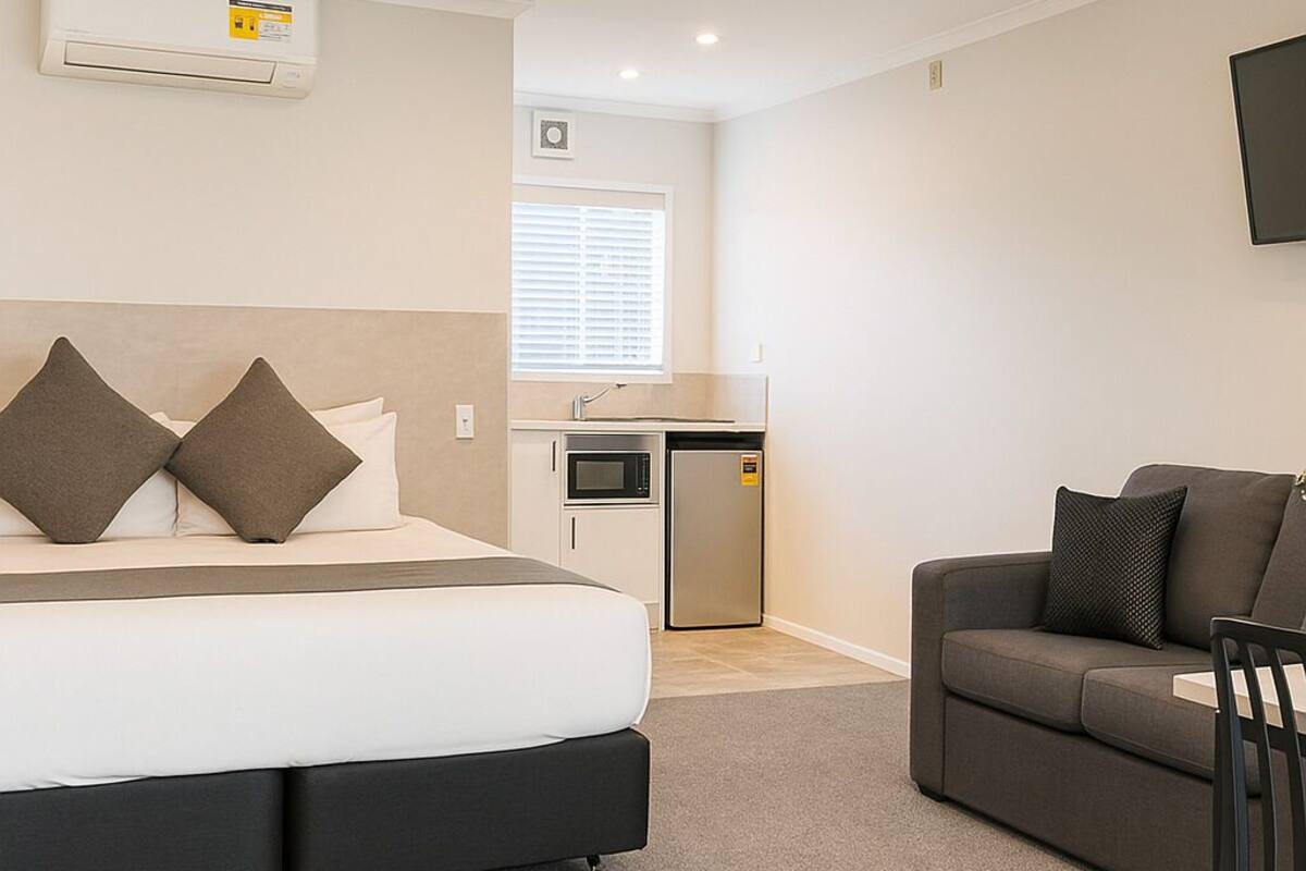 superior studio, 1 king bed | 1 bedroom, desk, soundproofing, iron/ironing board